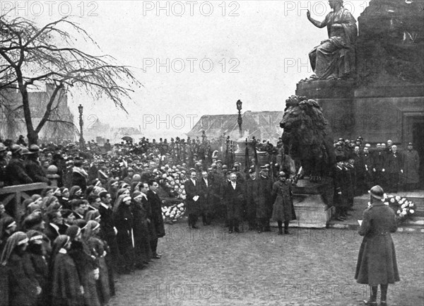 'Le "Soldat Inconnu" de Belgique; le roi Albert, debout, a droite, dans son uniforme de..., 1921. Creator: Unknown.