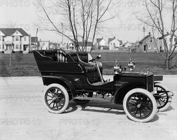 Northern Manufacturing Company touring car, three-quarter view, between 1900 and 1905. Creator: Unknown.