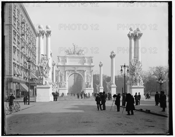 Dewey Arch, New York, N.Y., between 1899 and 1901. Creator: Unknown.