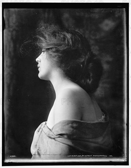 Portrait of a woman, c1900. Creator: Unknown.