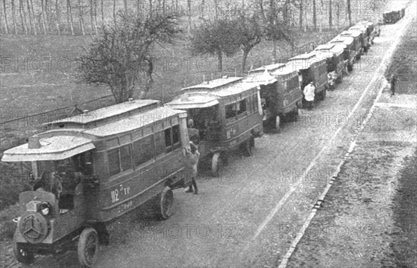 'Au Volant; les autobus de Paris affectes aux transports de troupes', 1918. Creator: Unknown.