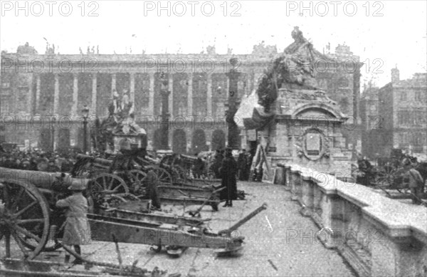 'Les Heures Triomphales: La premiere fete, le 20 octobre 1918; les statues de Strasbourg..., 1918. Creator: Unknown.