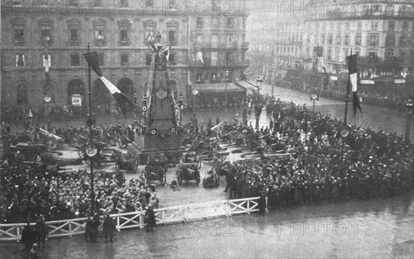 'Les Heures Triomphales: La premiere fete, le 20 octobre 1918; sur la place de l'Hotel-de... 1918. Creator: Unknown.