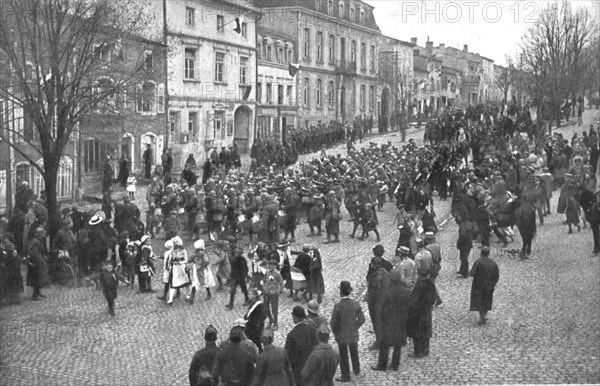 'La patrie retrouvee; A Chateau-Salins, le 17 novembre: entrée de la Ire division..., 1918. Creator: Unknown.