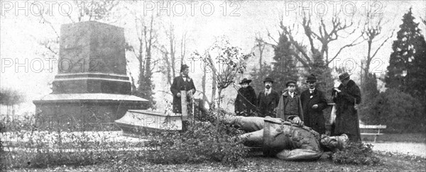 'A Metz; Le prince Frederic-Charles, gisant sur le sol de l'Esplanade', 1918. Creator: Unknown.