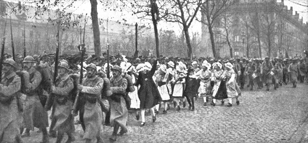 'A Metz; L'entrée des Francais, le 19 novembre 1918: au defile des troupes se sont..., 1918. Creator: Unknown.
