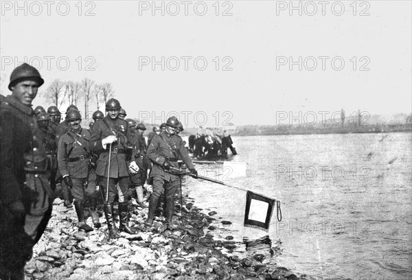 'Sur le Rhin; A Huningue le 21 novembre 1918, la deuxieme division marocaine baigne..., 1918. Creator: Unknown.