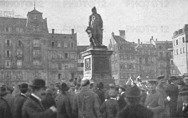 'Journees inoubliables a Strasbourg; Le meme jour, Alsaciens et Lorrains se rassemblent..., 1918. Creator: Unknown.