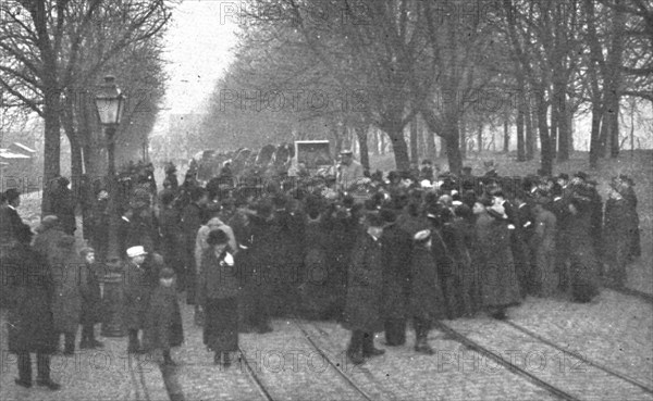 'Journees inoubliables a Strasbourg; Le 21 novembre, a 8 heurs du matin, les premiers..., 1918. Creator: Unknown.