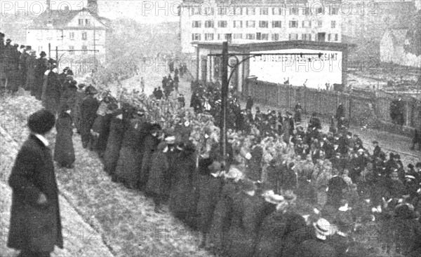 'Journees inoubliables a Strasbourg; Le meme jour, trois bataillons d'infantrerie viennent..., 1918. Creator: Unknown.