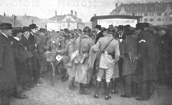 'Journees inoubliables a Strasbourg; Les chefs de section prennent les ordres et..., 1918. Creator: Unknown.