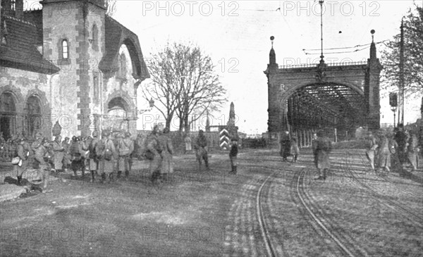 'Journees inoubliables a Strasbourg; Le poste de garde francais charge de la surveillance..., 1918. Creator: Unknown.