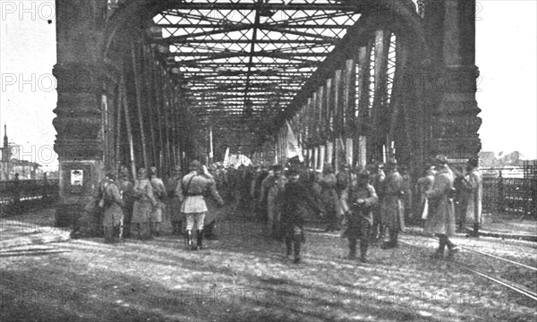 'Journees inoubliables a Strasbourg; Premiers prisonniers francais rentrant d'Allemagne..., 1918. Creator: Unknown.