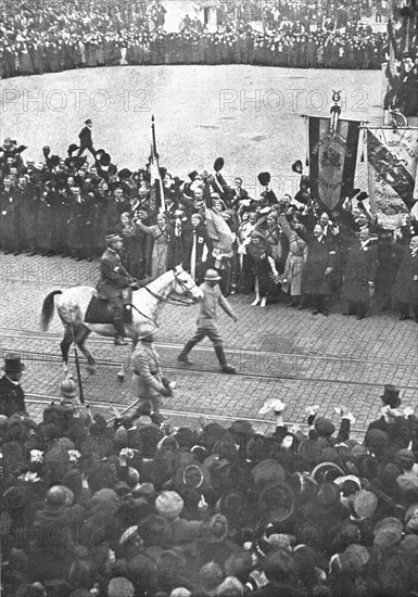 'Notre entrée a Strasbourg; En tete de ses troupes, le general Gouraud', 1918. Creator: Unknown.