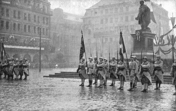 'Petain et Foch a Strasbourg; Le 27 novembre: les troupes, au pied de la statue de Kleber..., 1918. Creator: Unknown.