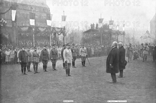 'Le Baton de Petain; Sur l'esplanade de Metz, le 8 decembre 1918: Le president de la Repub..., 1918. Creator: Unknown.
