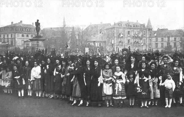 'Les fetes de Colmar et de Mulhouse; A Colmar, le 10 decembre, sur la place du Champ-de..., 1918. Creator: Unknown.