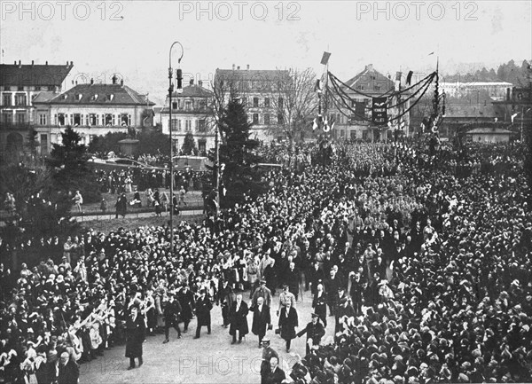 'Les fetes de Colmar et de Mulhouse; A Mulhouse, le meme jour: le cortege presidentiel..., 1918. Creator: Narain.