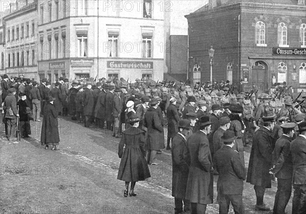 'Les Americains en terre allemande; Le 1er decembre, les habitants de Treves, en hais..., 1918. Creator: Unknown.