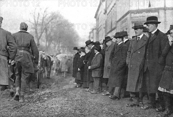 'Les Americains en terre allemande; Quelques physionomies d'Allemands assistant a l'entrée..., 1918. Creator: Signal Corps ASF.