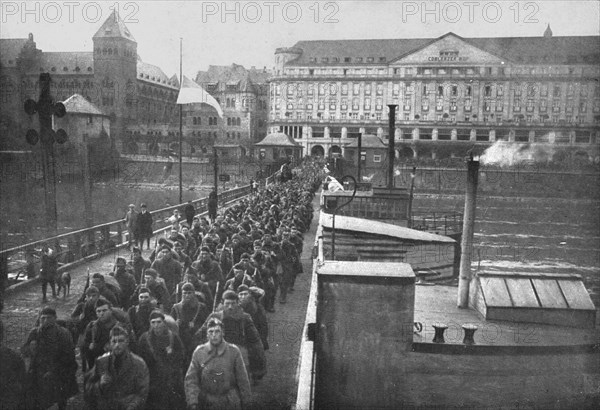 'Les americains a Coblence; Les premieres troupes americaines traversant le Rhin a Coblence..., 1918 Creator: Unknown.