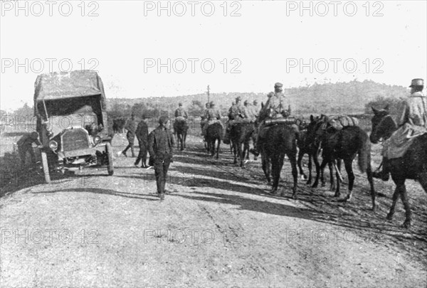 'L'Occupation Francaise en Bulgarie; Sur une route bulgare: division francaise en marche', 1918. Creator: Unknown.
