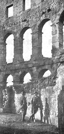 'Du Bosphore a L'Adriatique; Factionnaires italiens de garde a l'amphitheatre romain de Pola', 1918. Creator: Unknown.