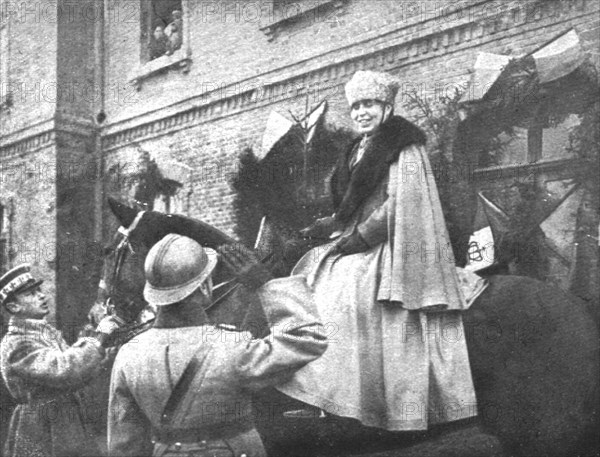 'En Roumanie Liberee; La reine Marie, a cheval et en tenue de general,est saluee par un..., 1918. Creator: Unknown.