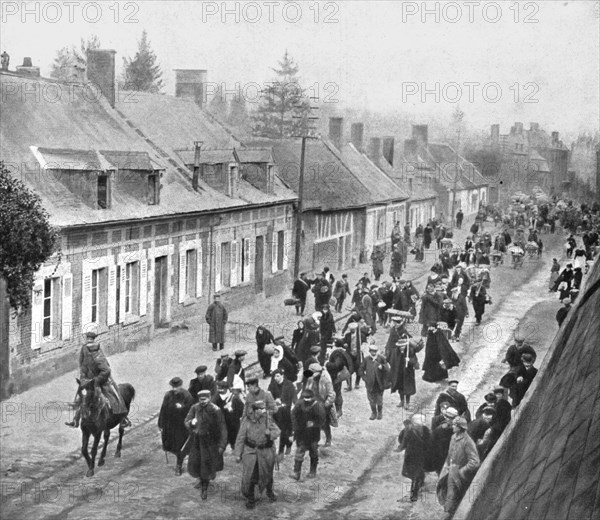 'Une population francaise emmenee en captivite: a Guiscard (Oise), le 16 fevrier 1917, les..., 1917. Creator: Unknown.