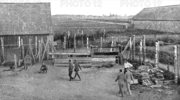 'Les camps de represailles; Deux aspects de la cour de 30 metres de cote que les officiers..., 1916. Creator: Unknown.