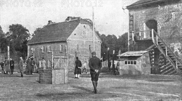 'Les camps de represailles; Deux aspects de la cour de 30 metres de cote que les officiers..., 1916. Creator: Unknown.