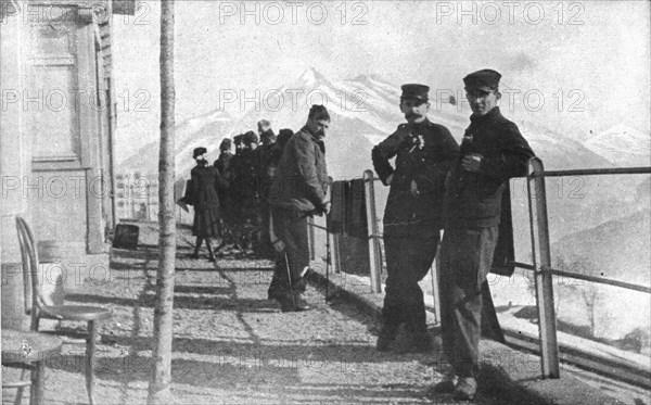 'La Suisse hospitaliere; un groupe de malades francais faisant une cure de soleil sur la... Creator: Unknown.