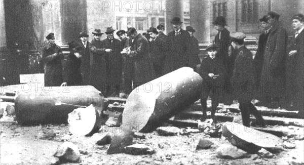 'La Nouvelle Europe; la guerre civile a Berlin; colonne du monument de Guillaume 1er..., 1918. Creator: Unknown.