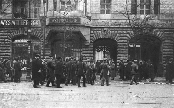 'La Nouvelle Europe; la guerre civile a Berlin; dans l'apres-midi du 5 janvier, les sparta..., 1919. Creator: Unknown.