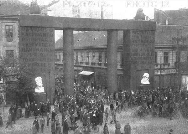 'La Nouvelle Europe; Le regime communiste a Budapest; un arc de triomphe, place Andrassy..., 1919. Creator: Unknown.