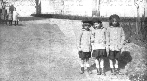 'La Nouvelle Europe; L'exil des Habsbourg; dans uncoin du parc de Wartegg, les petits arch..., 1919. Creator: Willy Schneider.