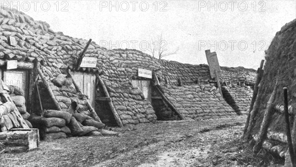 'Un relais d'ambulance modele; Le premier abri a gauche, portant l'inscription "Relais..., c1916. Creator: Unknown.