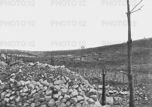 'La silhouette de la ruine de Thiaumont. L'ouvrage de Thiaumont est situe aux abords Sud..., 1916. Creator: Unknown.