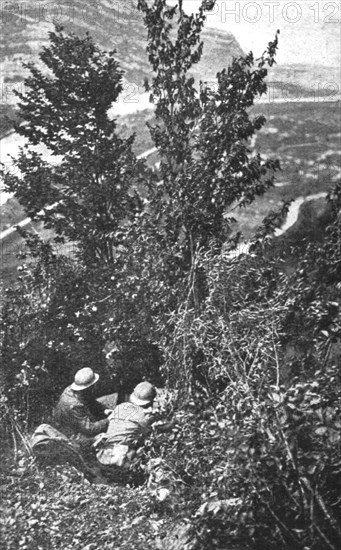 'Arret et recul Autrichiens; A l'aile gauche italienne, au Coni Zugna: poste d'observation..., 1916. Creator: Unknown.