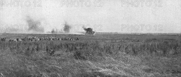 'La Bataille de la Somme; En terrain reconquis: une batterie francaise d'artillerie de..., 1916. Creator: Unknown.