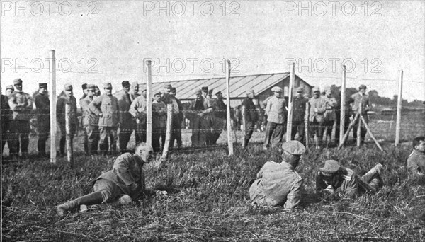 'La Bataille de la Somme; Group d'officiers allemands prisonniers: celui de gauche, la face..., 1916 Creator: Unknown.