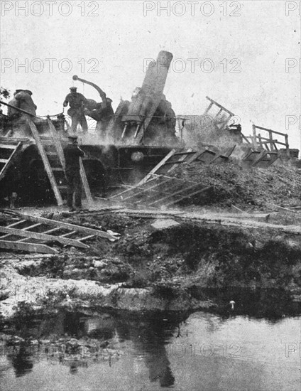 'La Bataille de la Somme; sur le front britannique: obusier en action', 1916. Creator: Unknown.