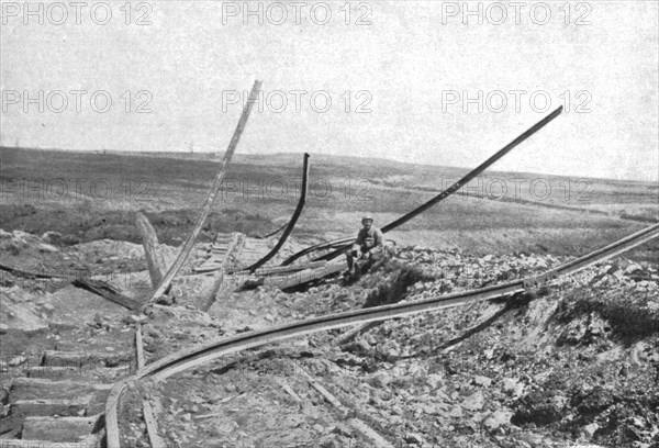 'Devant Verdun; Entre Fleury et Thiaumont, sur la voie du chemin de fer d'interet local qui..., 1916 Creator: Unknown.