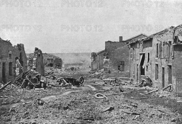 'Devant Verdun; La rue principale de Fleury-devant-Douaumont: les deux camions don’t..., 1916. Creator: Unknown.