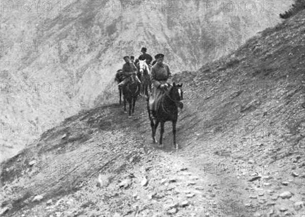 ''Le front russe d'asie; Cavaliers en reconnaiccance dans les montagnes du Kop-Dagh', 1916. Creator: Unknown.