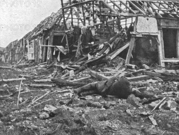 ''Les combats au Nord de la Somme; Dans les ruines de Curlu', 1916. Creator: Unknown.