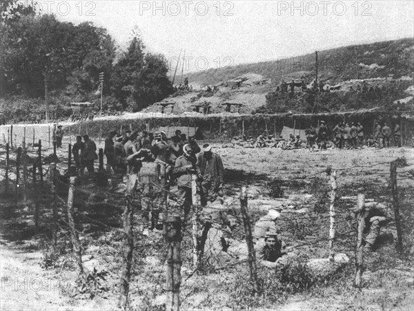 ''Dans le secteur de l'offensive Britannique, au Nord de la Somme; Les premiers prisonniers', 1916. Creator: Unknown.