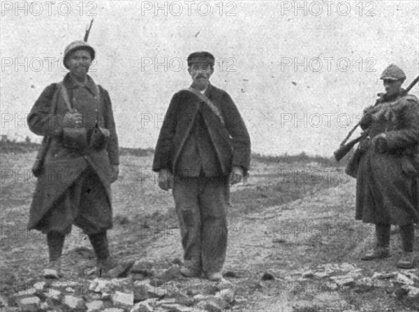 'La Bataille de la Somme; un habitant de Belloy-en Santerre, demeure dans le village et..., 1916. Creator: Unknown.