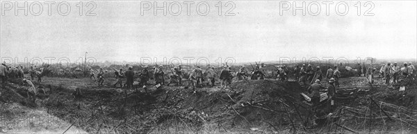 'La Bataille de la Somme; en terrain reconquis sur la route de Peronne; Le retour des..., 1916. Creator: Unknown.