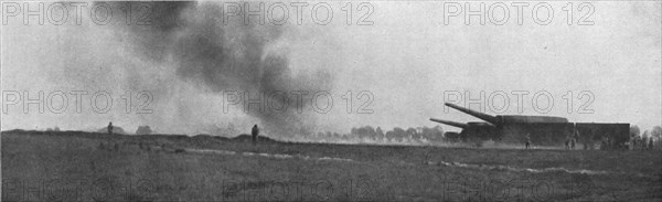 ''La Bataille de la Somme; Tir d'A.V.F. (Artillerie Lourde sur Voie Ferree) a longue portee', 1916. Creator: Unknown.